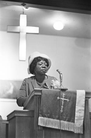 Idessa Williams speaking to an audience at Hall Street Baptist Church in Montgomery, Alabama.