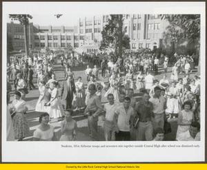 White students, soldiers, and newsmen in front of Central High School