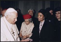 [Rosa Parks meeting Pope John Paul II, during his visit to St. Louis, Missouri, January 27, 1999] [graphic].